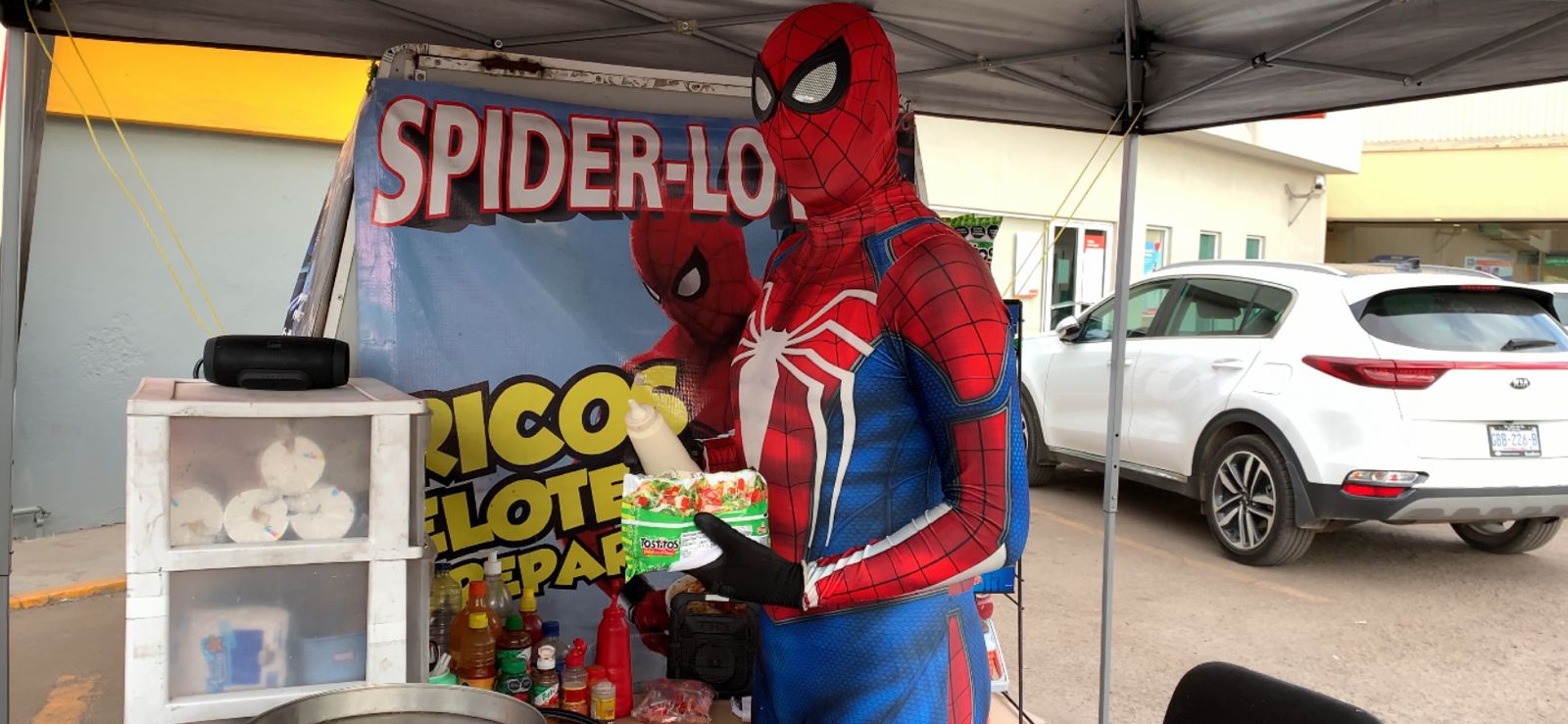 Después de combatir el crimen, Spiderman regresa a Durango a vender elotes