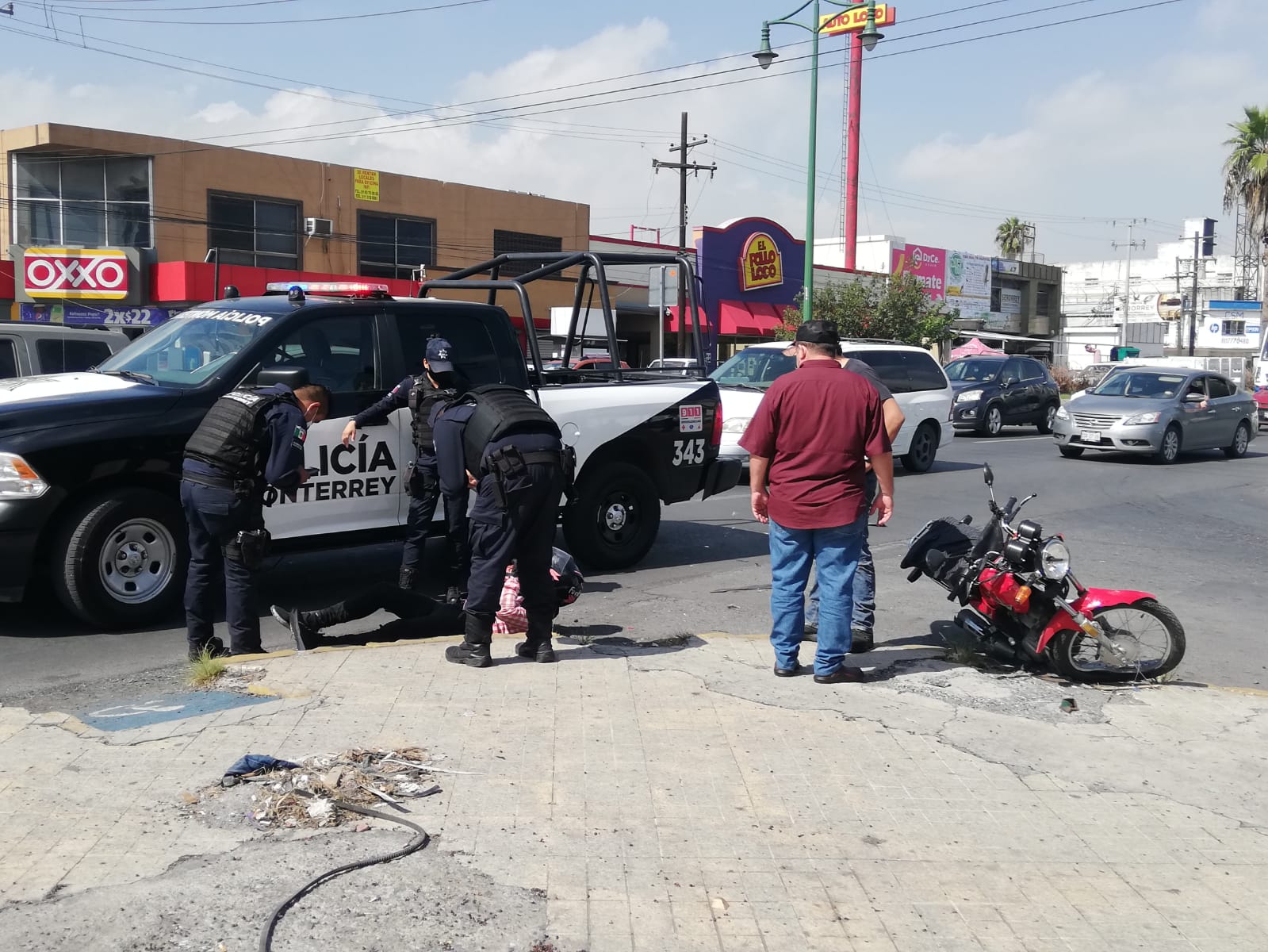 Motociclista queda lesionado tras chocar contra auto en el Centro de Monterrey