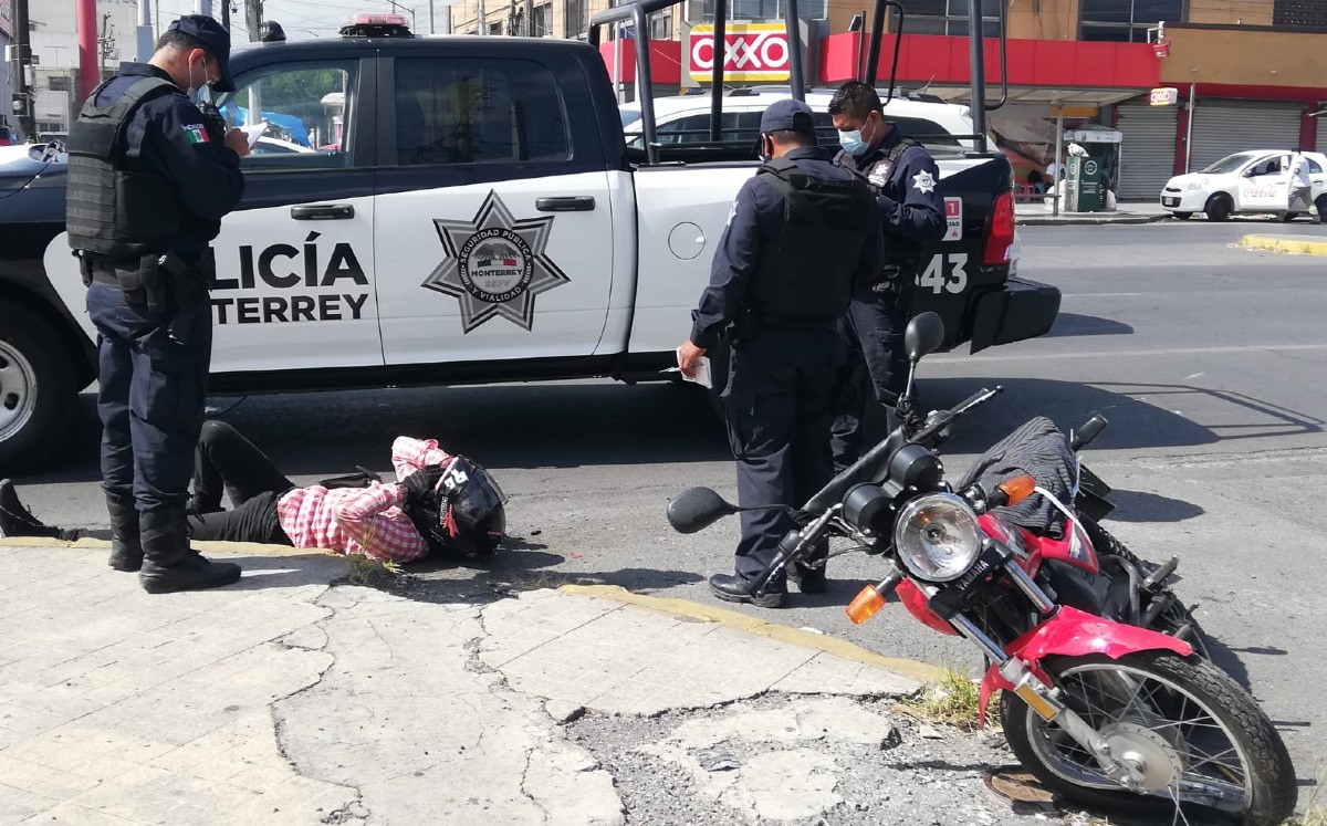 Motociclista queda lesionado tras chocar contra auto en el Centro de Monterrey