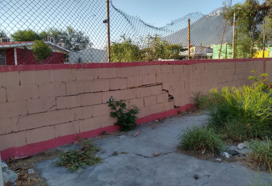 Barda a punto de caer en primaria de la colonia Plutarco Elías Calles de Monterrey&nbsp;&nbsp;