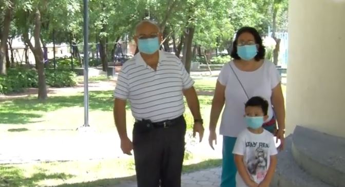  Pareja disfruta su rol como abuelos de cinco nietos
