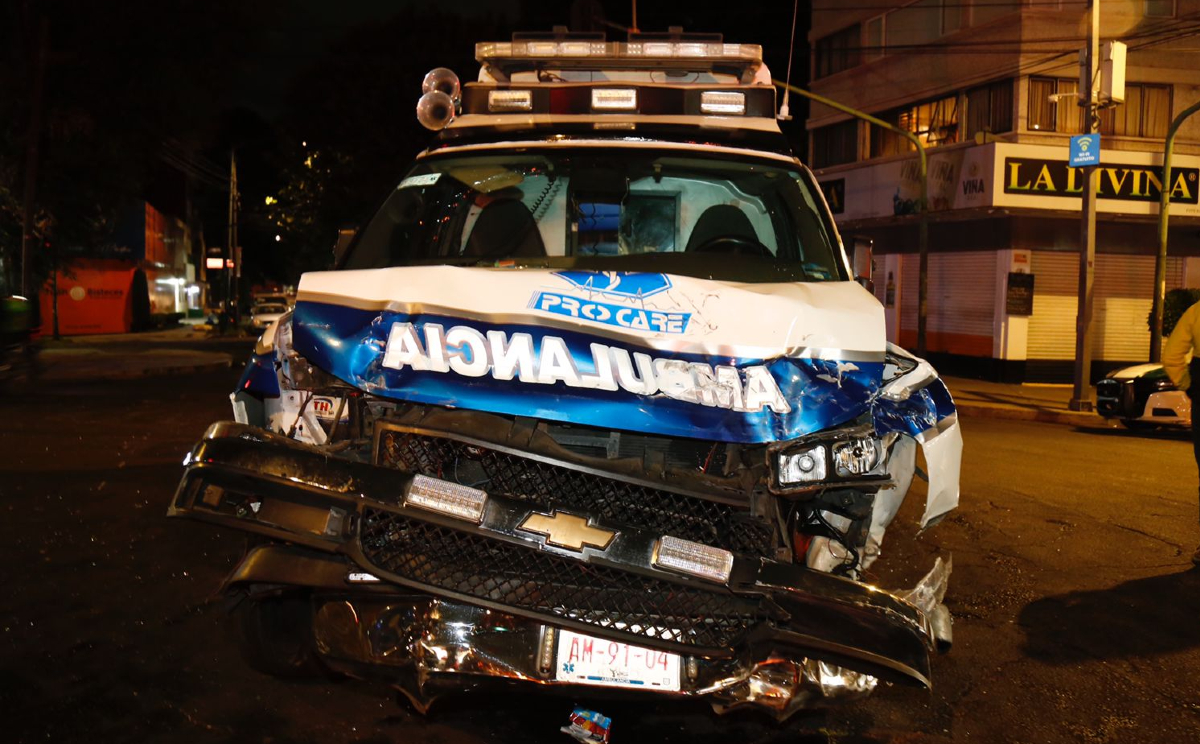 Choca ambulancia contra auto en la Benito Juárez; hay un lesionado