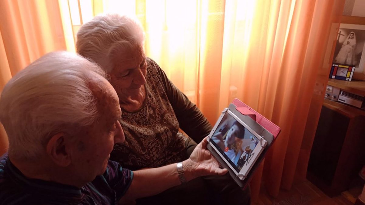 ¡Corre a sus brazos! Hoy es el Día de los Abuelos