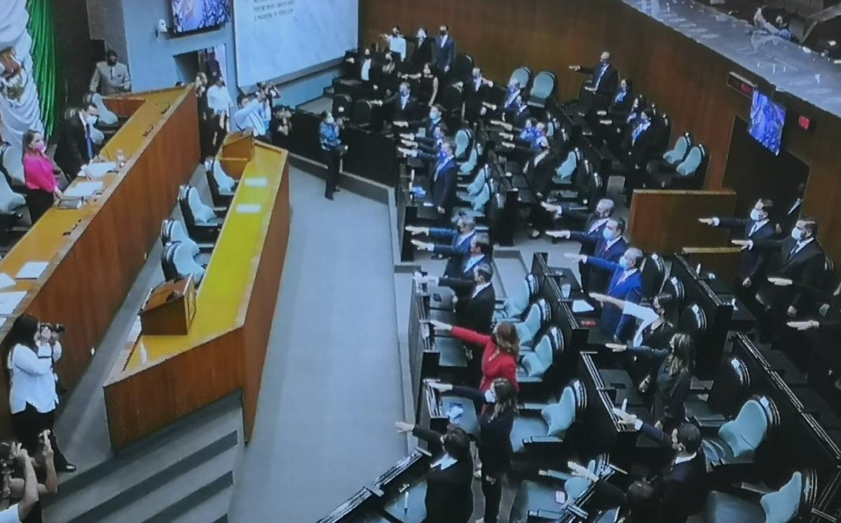 Toman protesta 40 de 42 diputados electos en el Congreso de Nuevo León