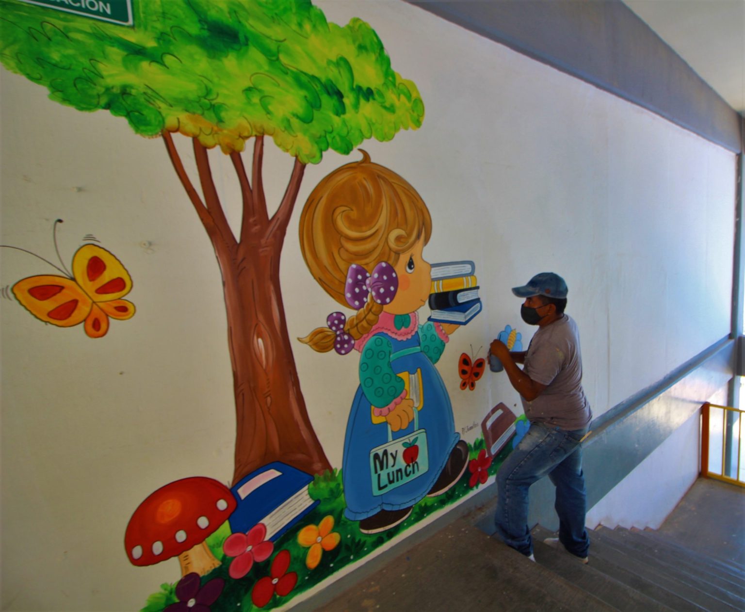 Con murales en escuelas, plasma pintor irapuatense mensajes educativos