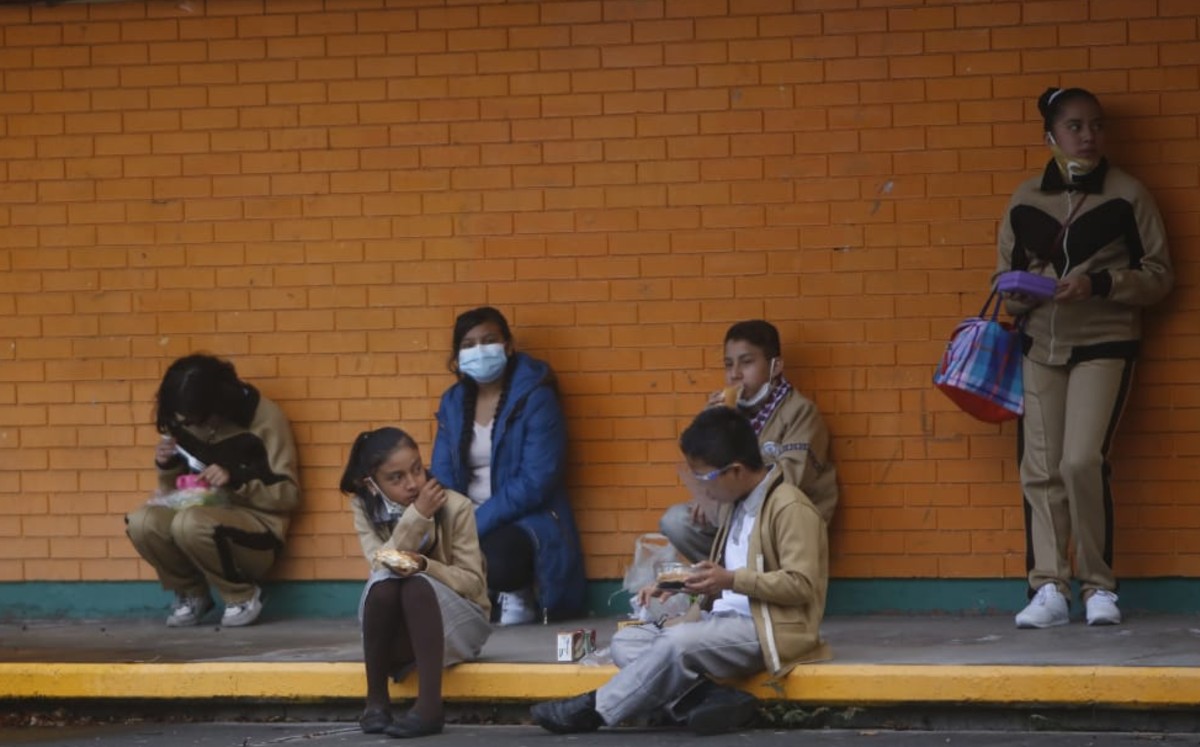 Con poca asistencia, sana distancia y medidas sanitarias regresan estudiantes a clases presenciales