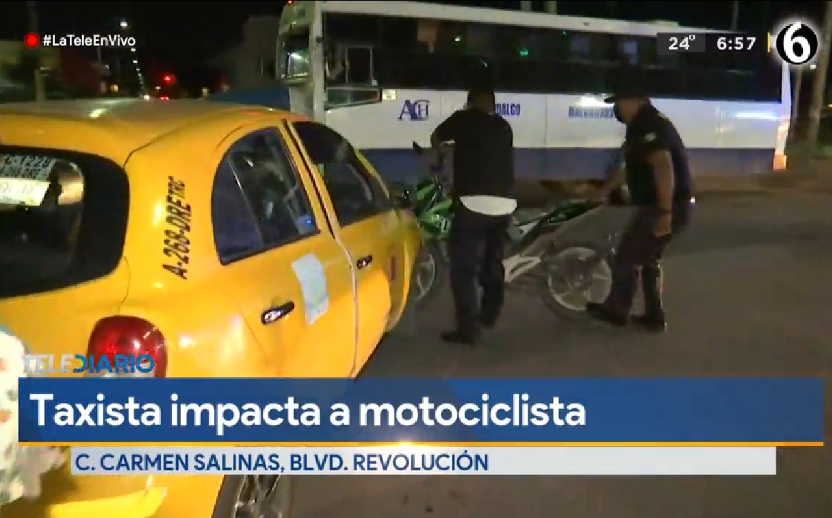 Taxista intenta dar vuelta prohibida y termina impactando a motociclista en Torreón