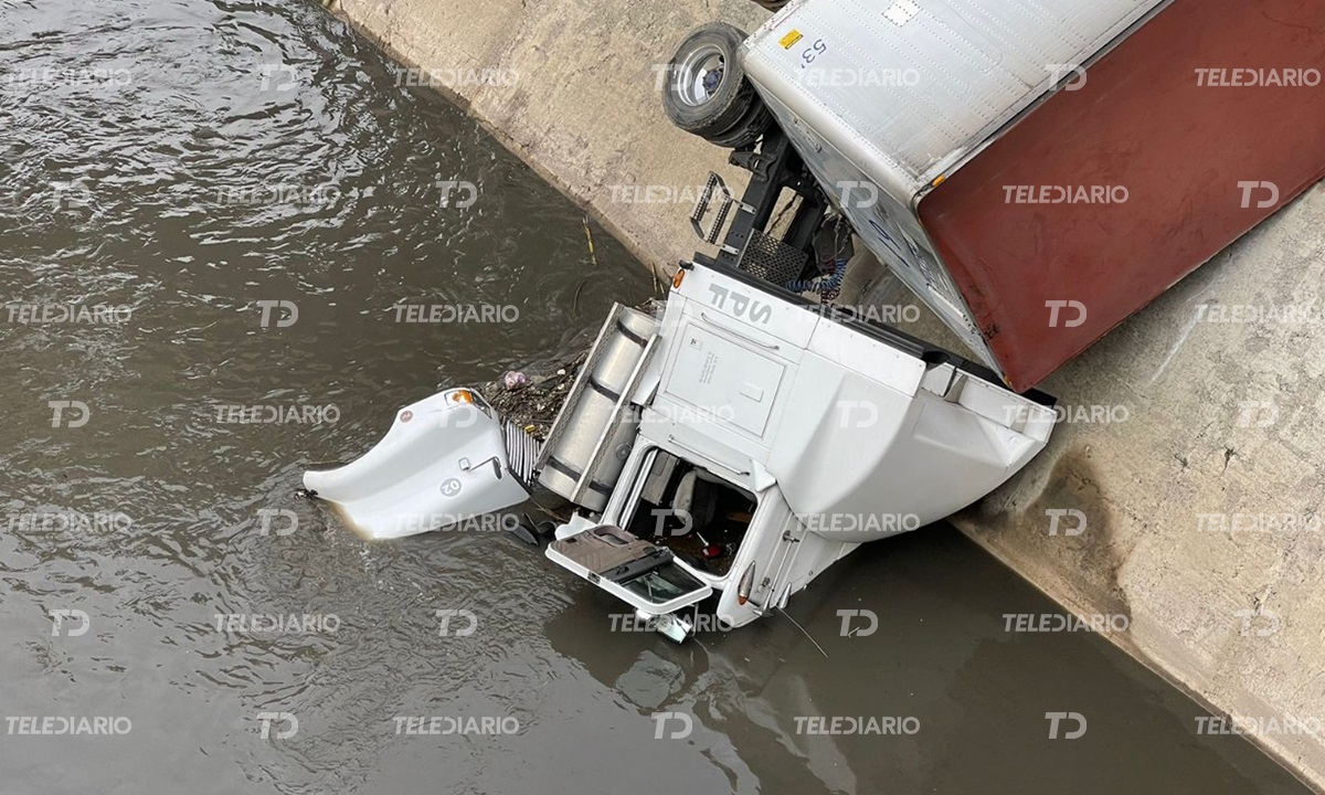 Tráiler con toneladas de cloro cae a canal de aguas negras en Cuautitlán Izcalli