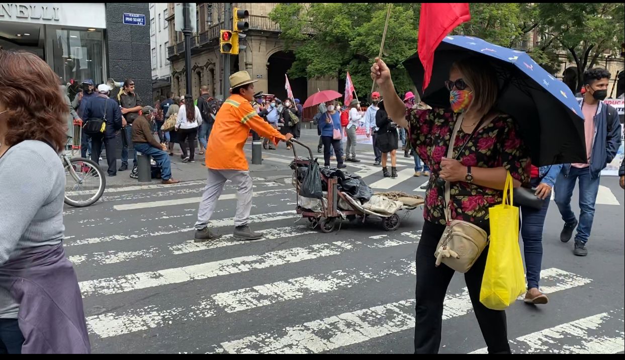 CNTE, SME y jubilados del ISSSTE marchan hacia Cámara de Diputados