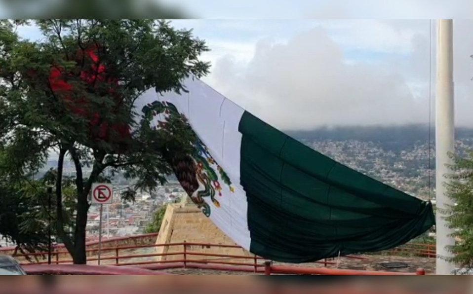 Lluvias y fuertes ráfagas de viento derriban bandera monumental en Oaxaca