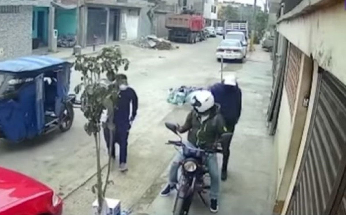 ¡De película! Cae costal de cemento del cielo y frustra asalto (VIDEO)