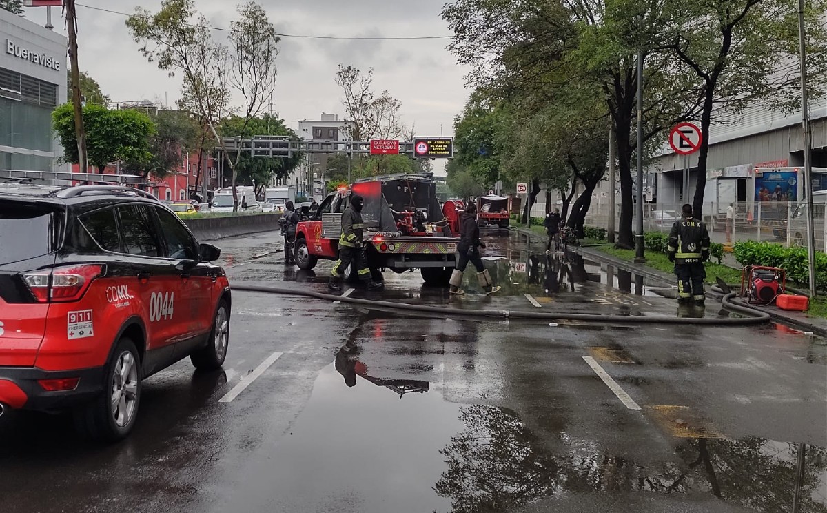 Por encharcamientos, cierran Insurgentes Norte en CdMX; bomberos trabajan en el lugar