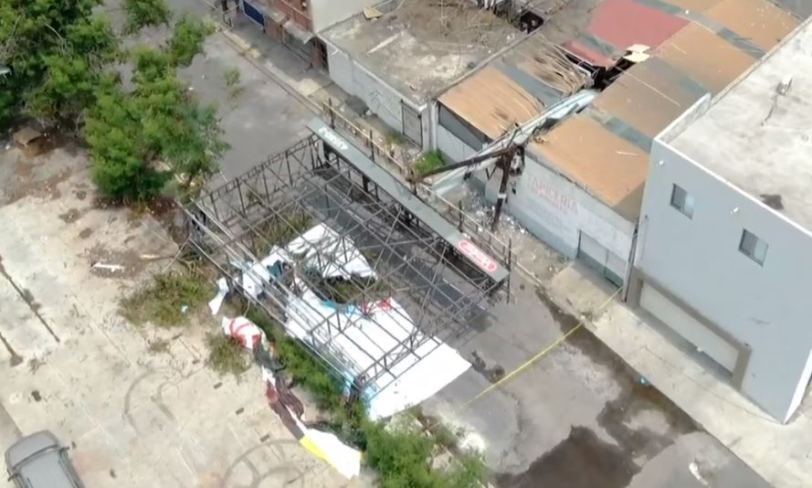 Colapsa panorámico sobre negocio y deja sin energía eléctrica a la colonia Constituyentes del 57