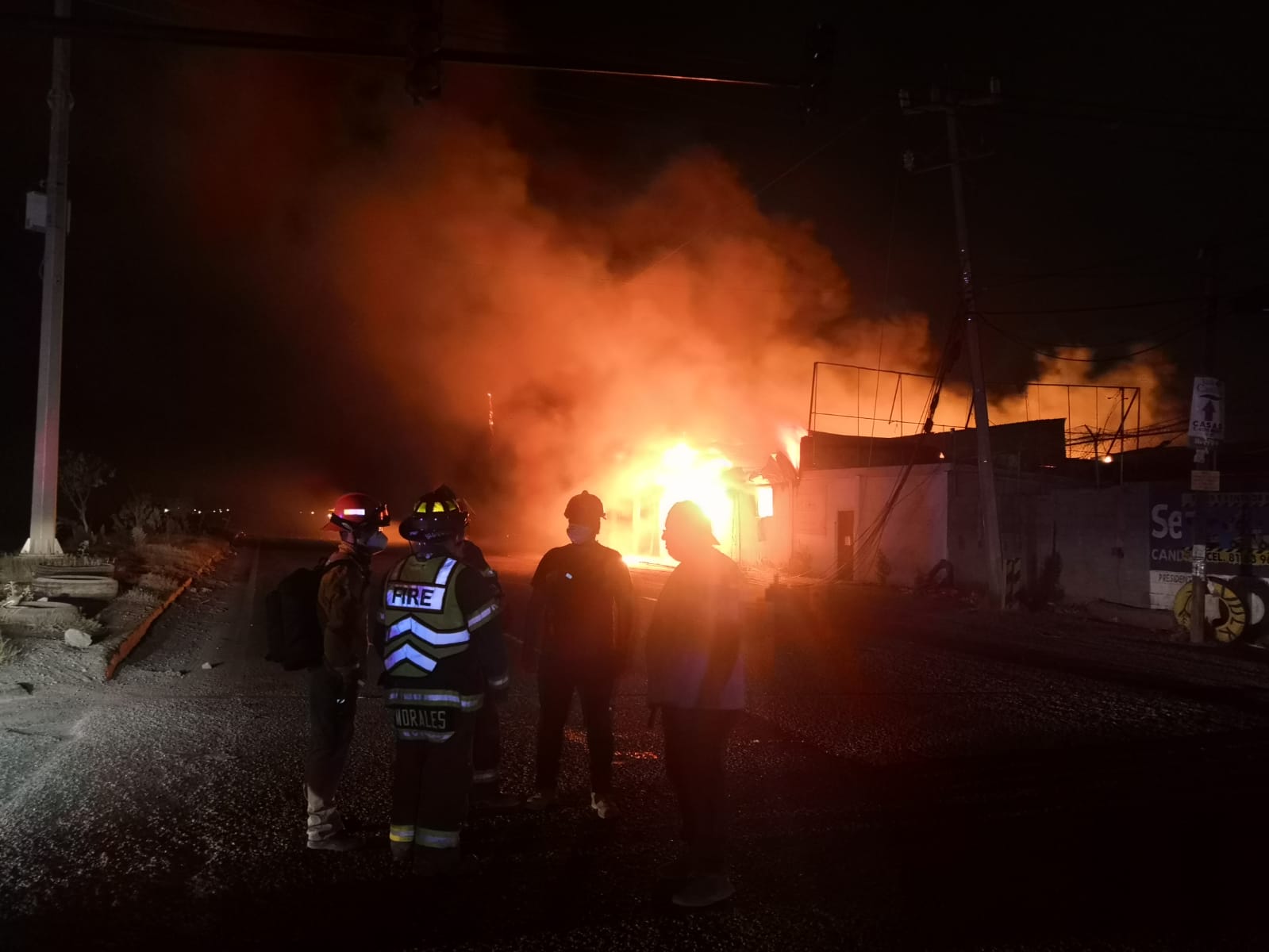 Incendio consume empresa de tarimas en Salinas Victoria, Nuevo León