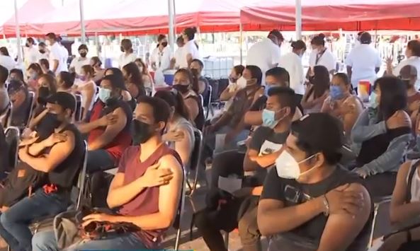 "Me disfracé de hot dog por apuesta": Nerviosos, pero con humor, jóvenes de Monterrey se vacunan contra Covid-19 en Macroplaza