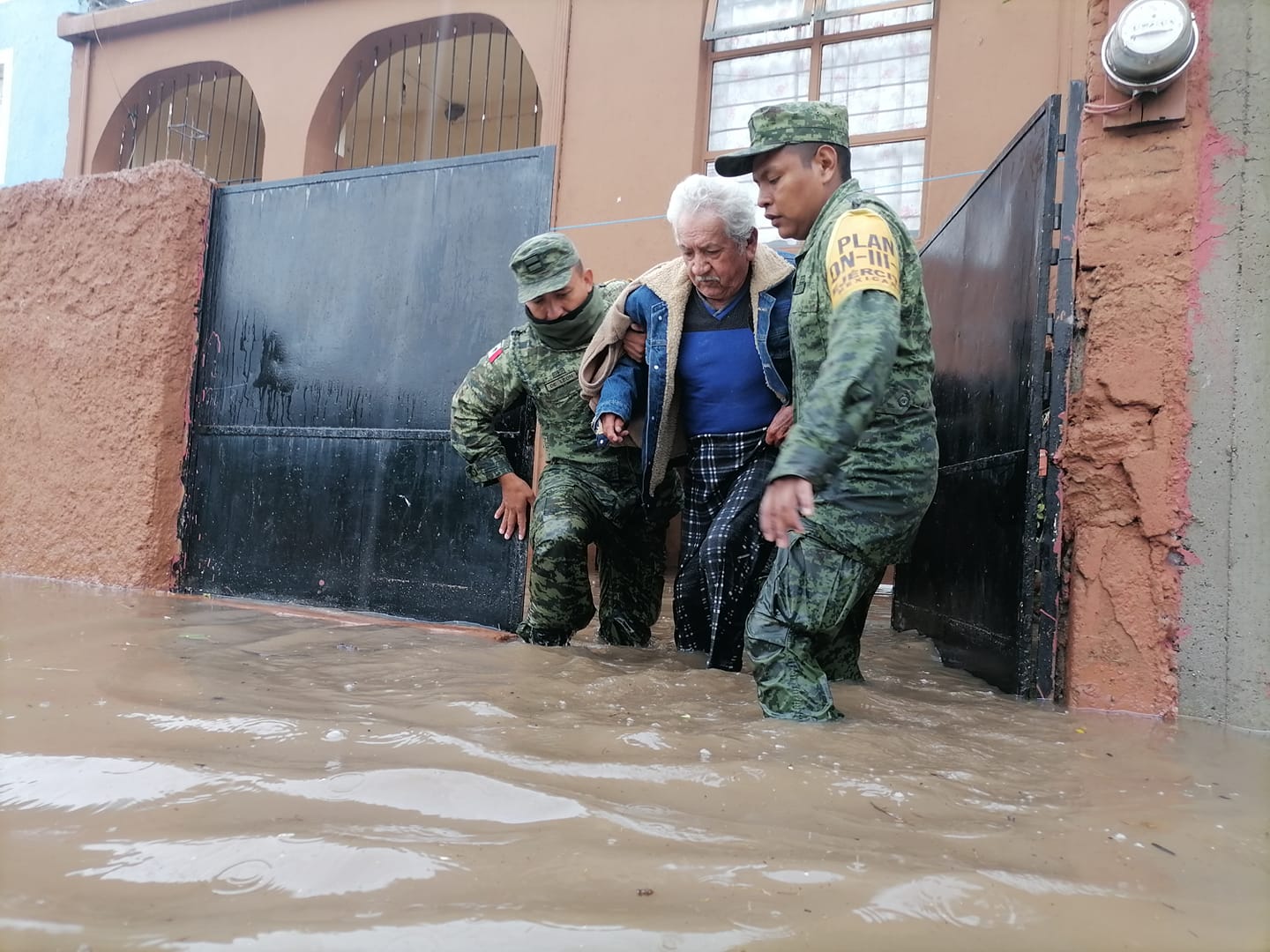 Pareja de la tercera edad se queda sin vivienda tras intensa lluvia en ...
