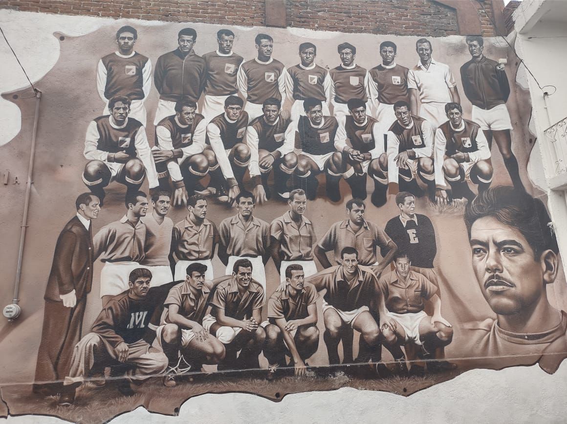 Mural de León plasmando 77 años de historia del futbol mexicano