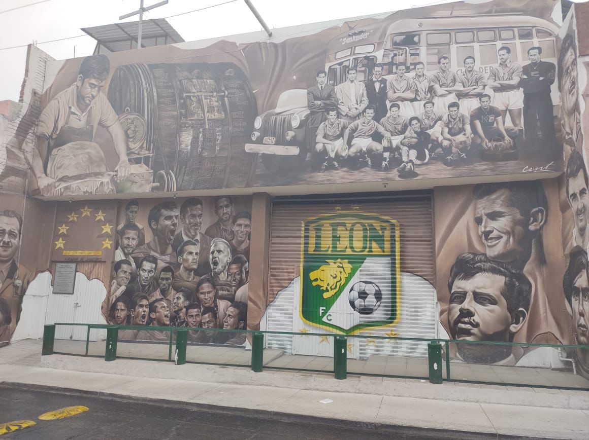 Mural de León plasmando 77 años de historia del futbol mexicano