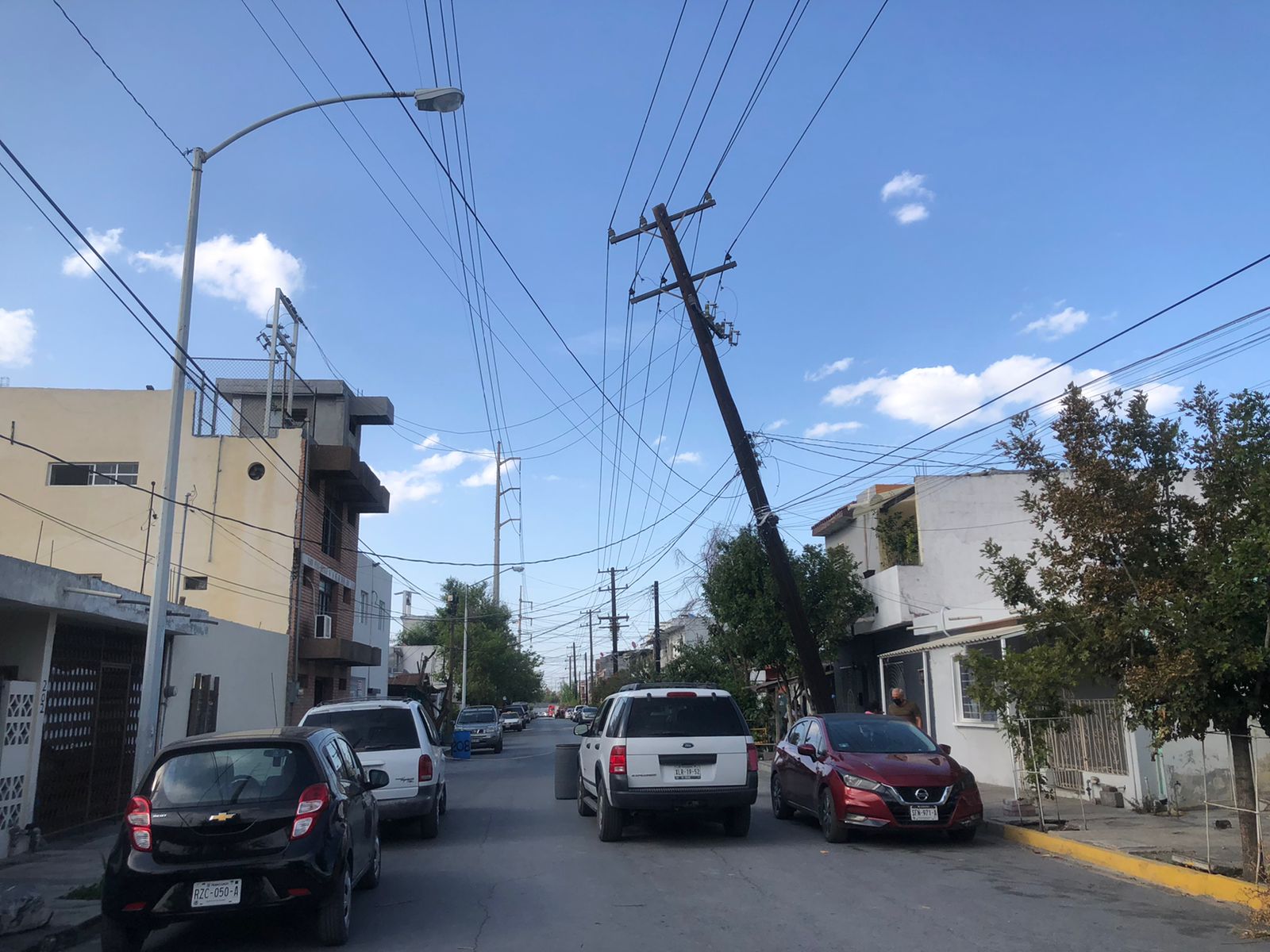 Poste a punto de caer preocupa a vecinos de la colonia General Mariano Escobedo