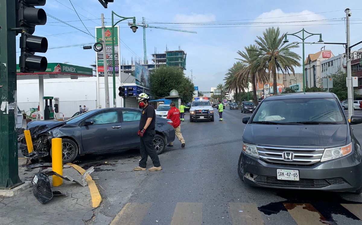 Cierran paso a dos vehículos y terminan chocando en el Centro de Monterrey
