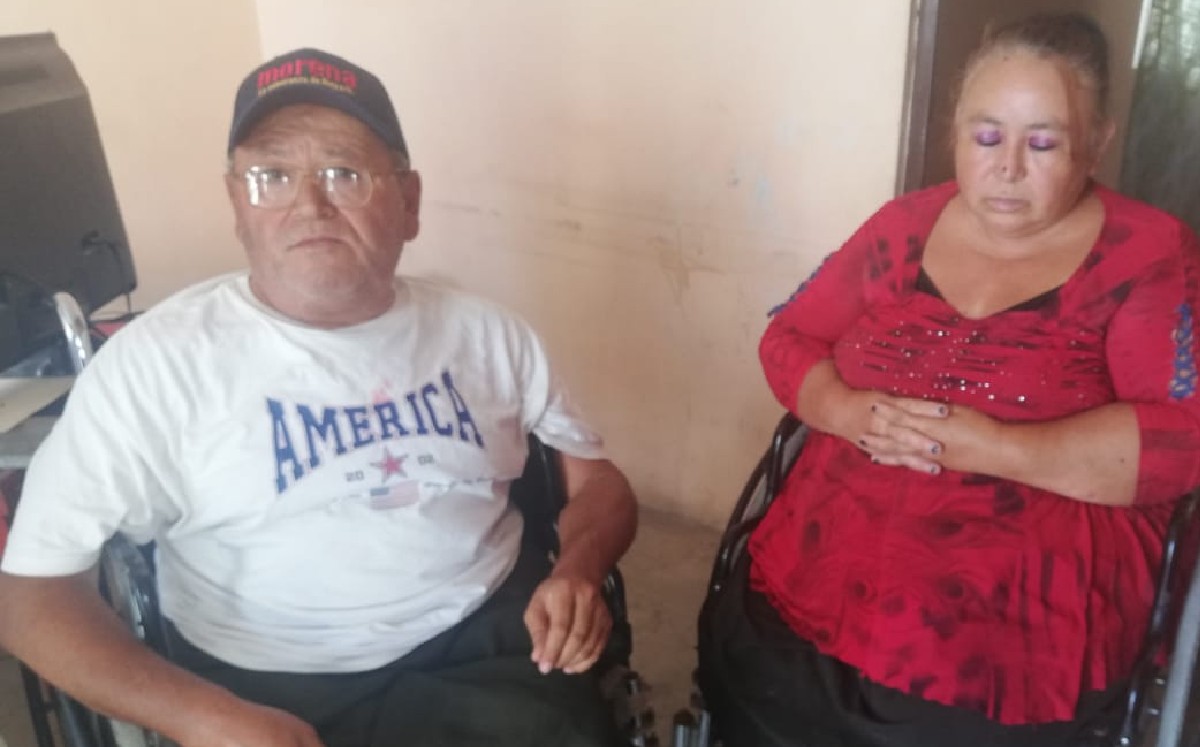 Pareja de discapacitados pide ayuda para costosa operación de la vista en La Laguna