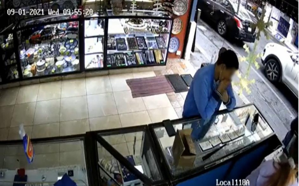 Hombre se mete anillos en la boca para robar en joyería de Puebla 