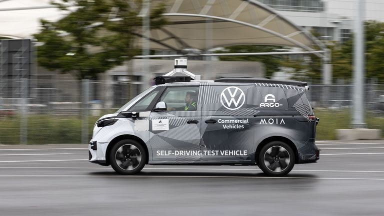 ¿Te imaginas volver a tener una furgoneta hippie? Volkswagen lo hace posible, pero ahora como auto eléctrico