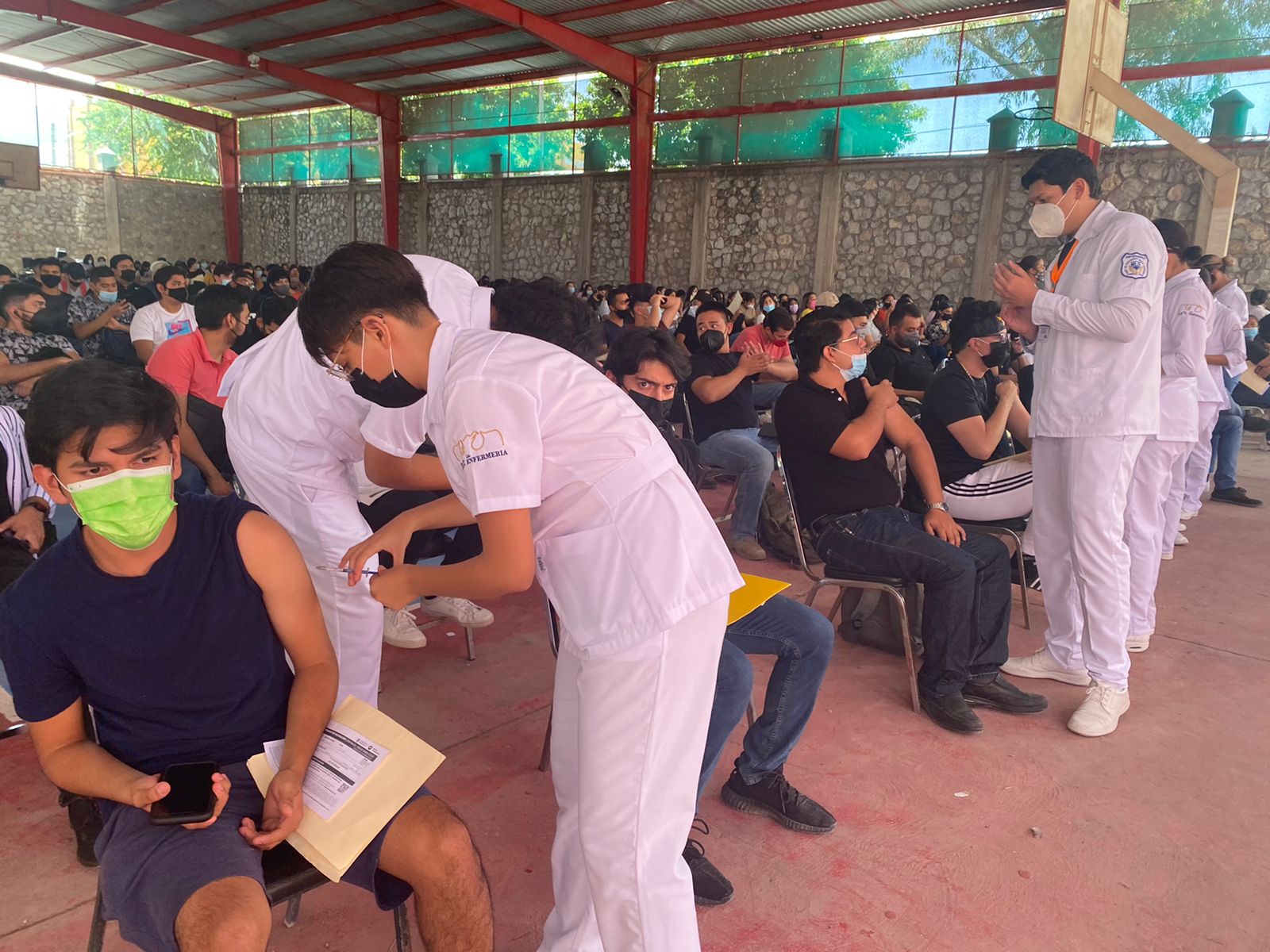 Aplican vacuna anticovid a 7 mil 700 alumnos de la UAdeC en Torreón