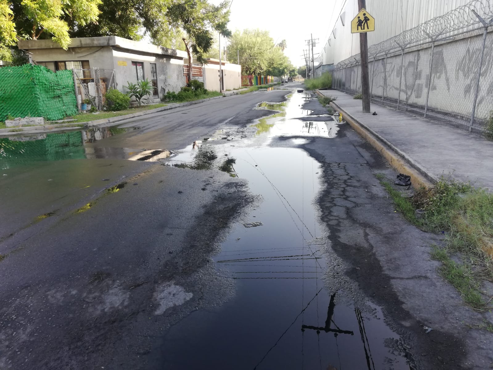 Desde hace un mes, fuga de aguas negras afecta a vecinos de la colonia Crispín Treviño