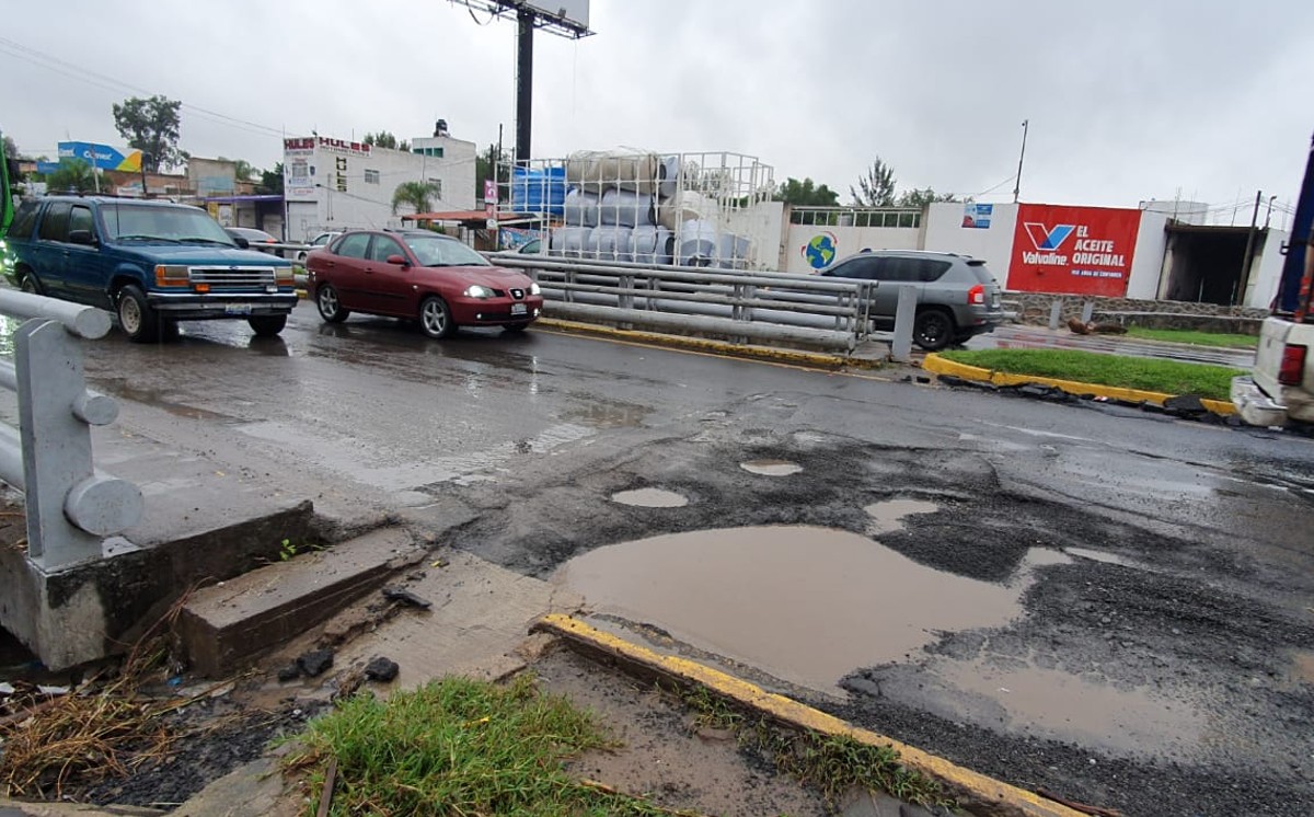 Baches en avenida Adolf B. Horn, ocasionan congestionamiento vial