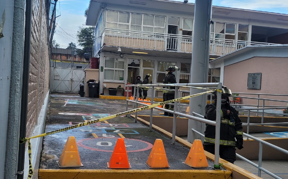 Primaria en Álvaro Obregón continúa con clases presenciales pese a tener una barda con riesgo de colapso