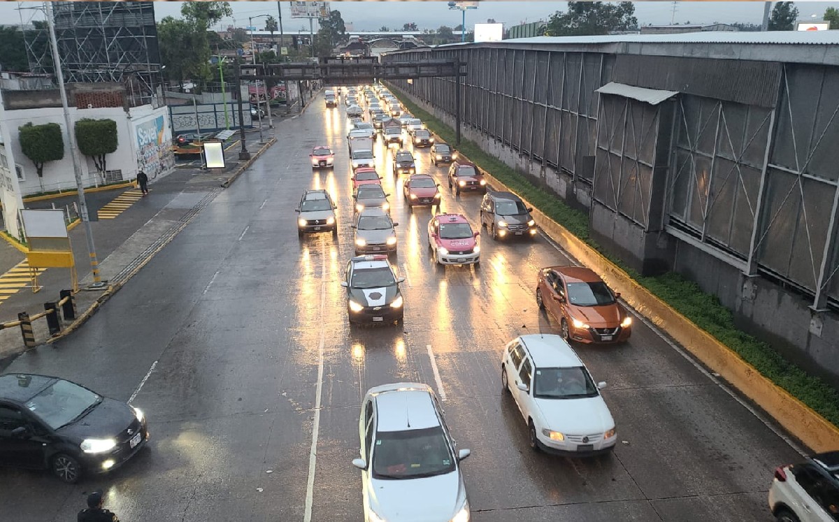 Tráiler cargado con 50 toneladas de azúcar queda varado en Circuito Interior; genera caos víal