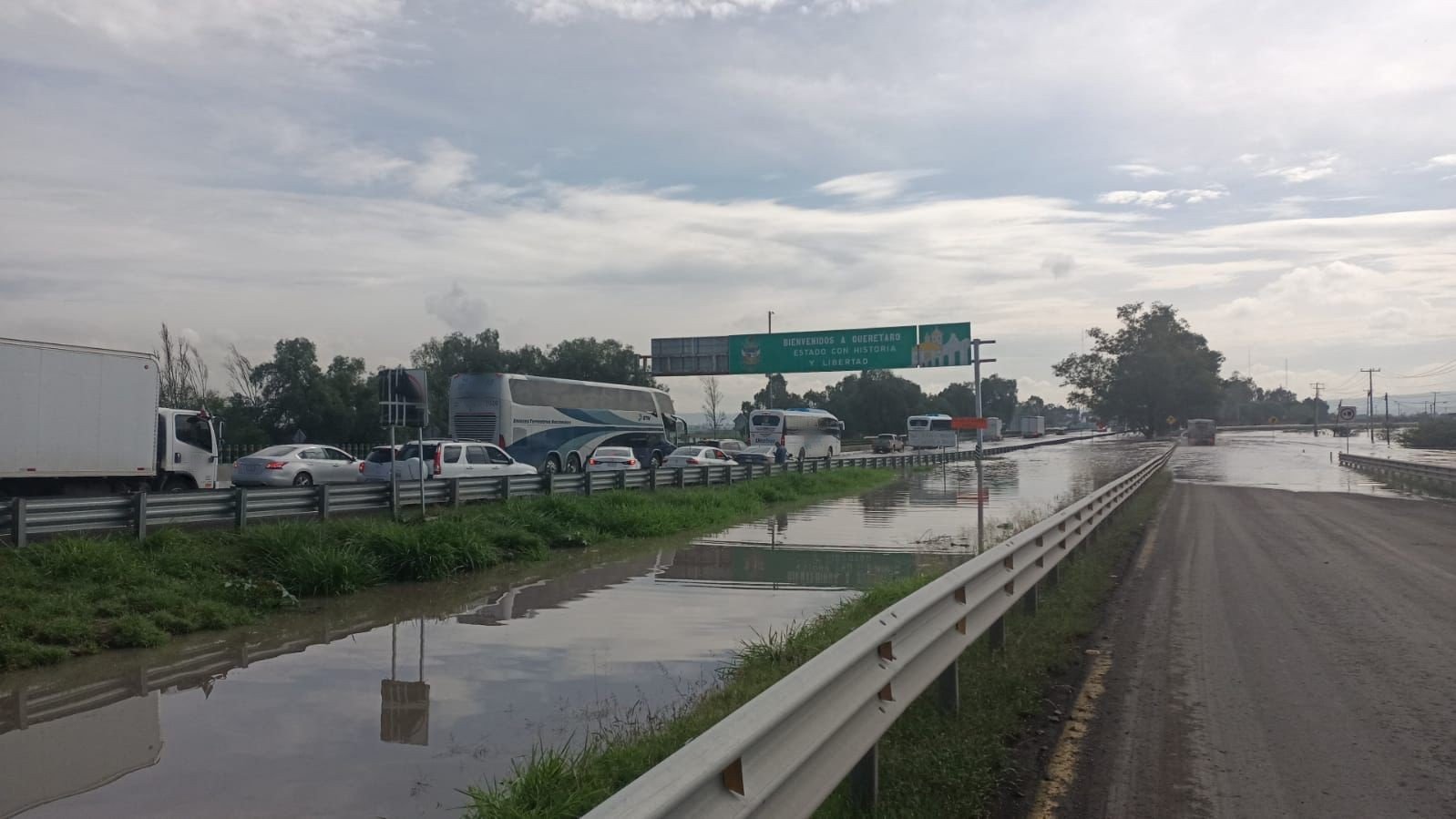 Por desbordamiento de presa, cierran carretera Querétaro- Celaya