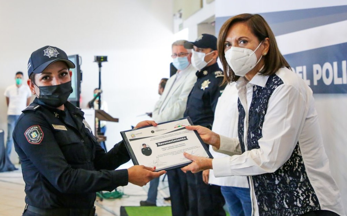 Cristina Díaz reconoce a oficiales de Guadalupe por el Día del Policía
