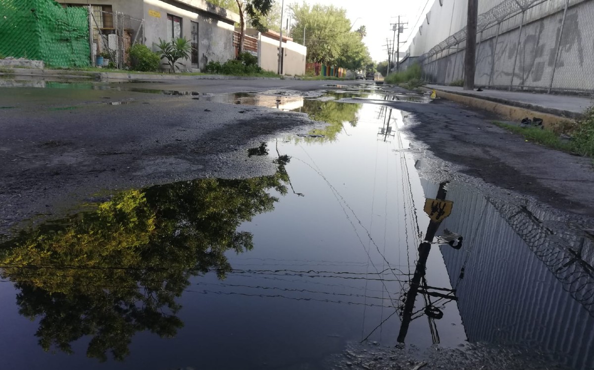 Desde hace un mes, fuga de aguas negras afecta a vecinos de la colonia Crispín Treviño