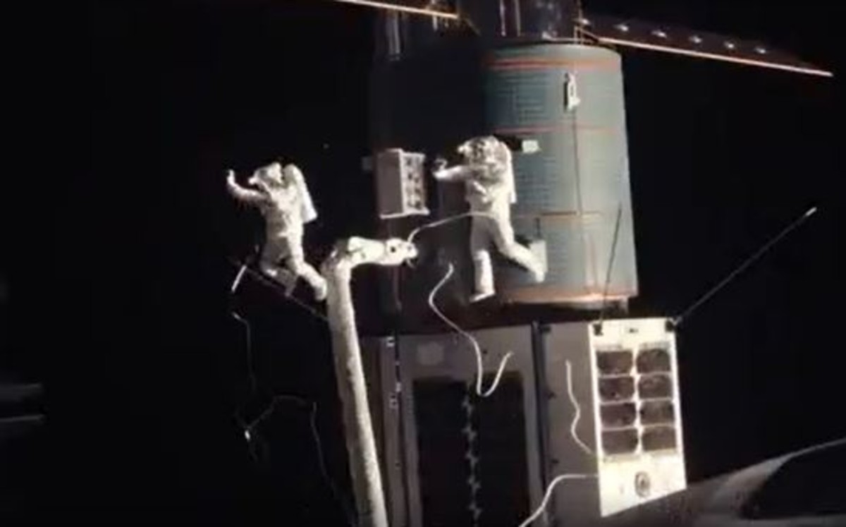 La Luna cae sobre la Tierra en el tráiler de Moonfall (VIDEO)
