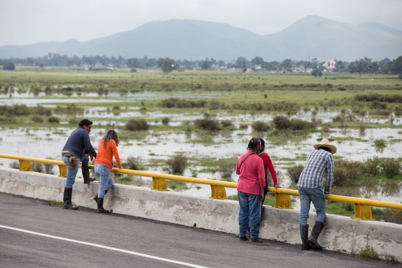 Pobladores recuperan laguna desecada por obras del nuevo aeropuerto en Atenco
