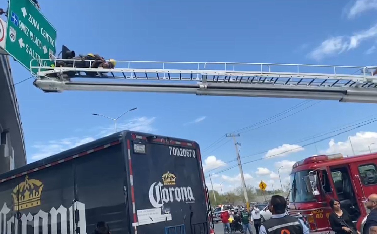 Premiarán a Bomberos que rescataron a hombre que intentó lanzarse de señalética