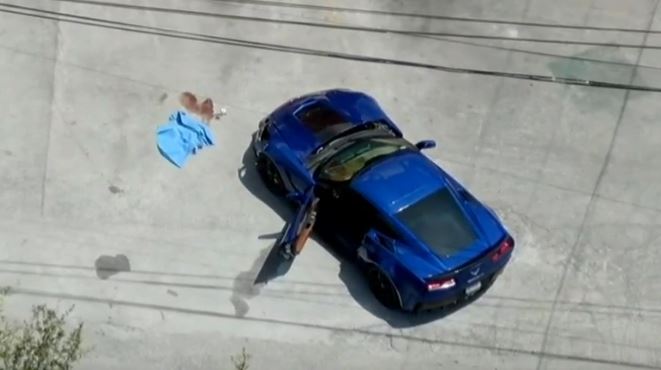 Atacan a balazos a conductor de Corvette, intenta huir y termina chocando sobre avenida Garza Sada