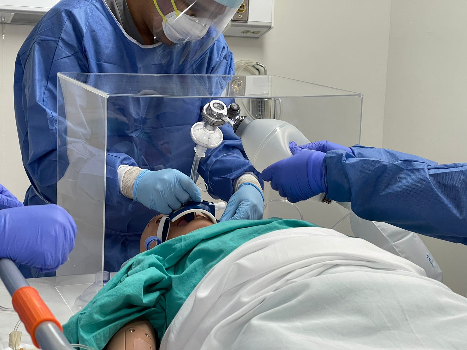 Trabajadores del IMSS y estudiantes se capacitan contra el covid-19 en Centro de Simulación en Jalisco