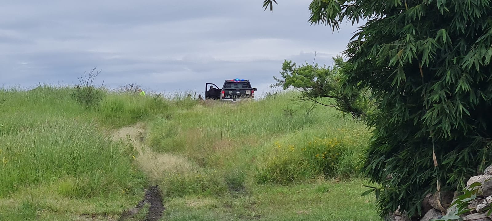 Asesinan a un hombre en Tlajomulco; brechas enlodadas dificultan su rescate