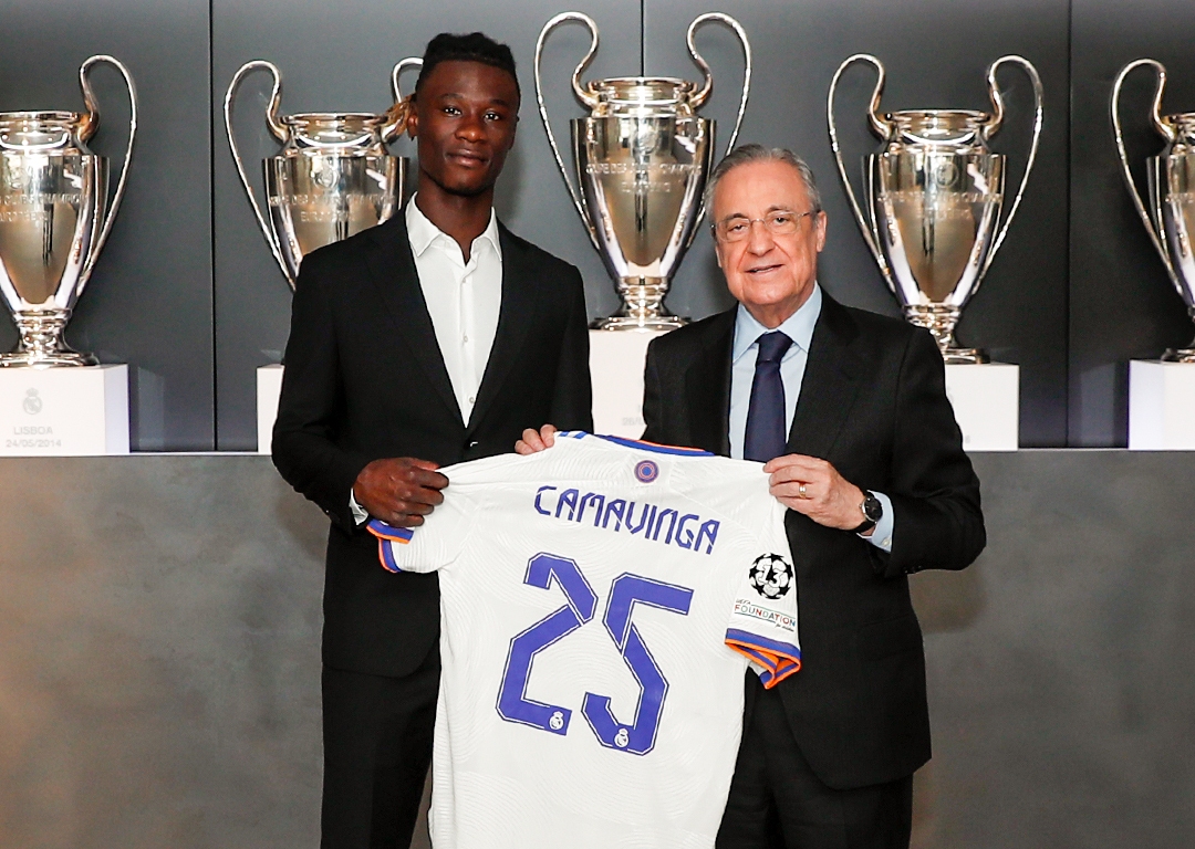 Eduardo Camavinga firma el contrato que le une al Real Madrid hasta 2027