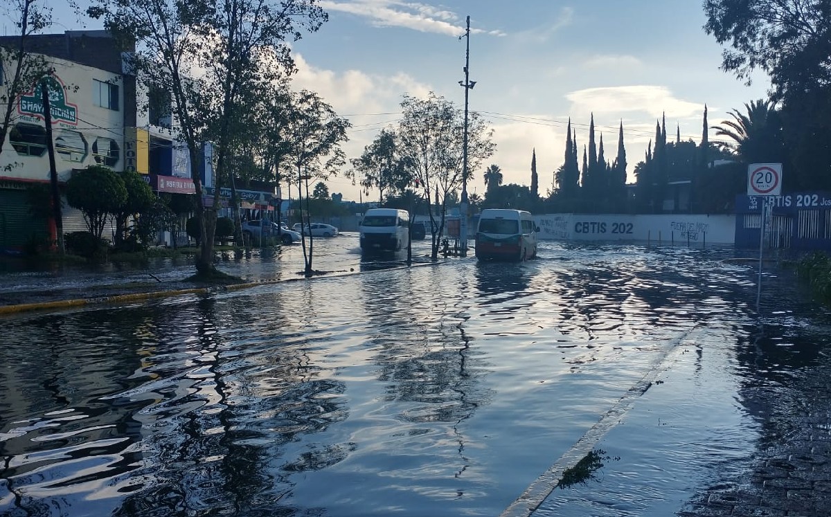 Mega charco afecta cerca de 50 casas en colonia Jardines de Morelos en Ecatepec