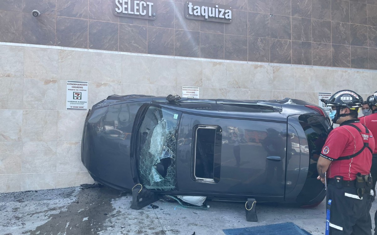 ¡Rápido y furioso! Auto "vuela" sobre otros 4 coches estacionados en San Pedro | VIDEO