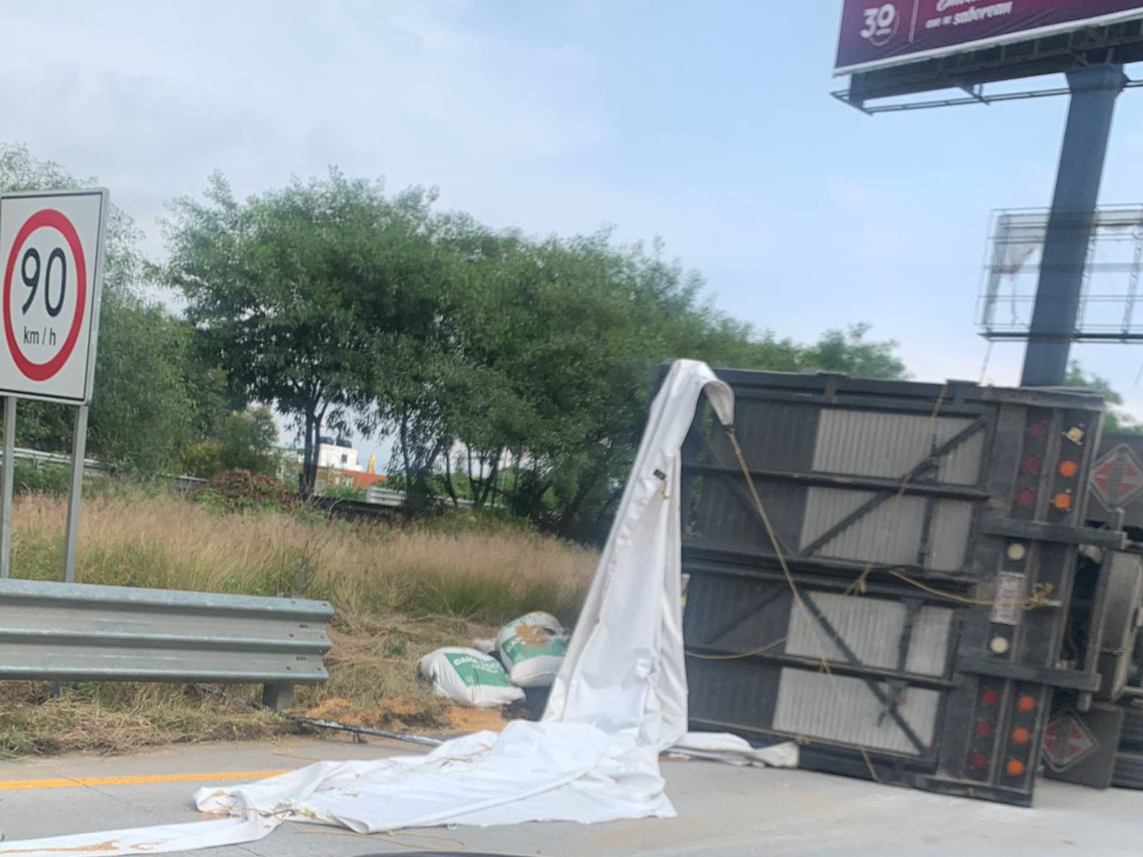 Volcadura en Periférico Ecológico; el conductor huye