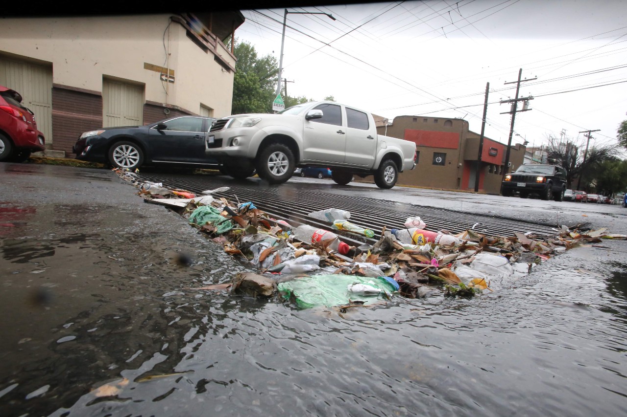 ¿Se tapó el drenaje afuera de tu casa? Aquí puedes reportarlo en Monterrey
