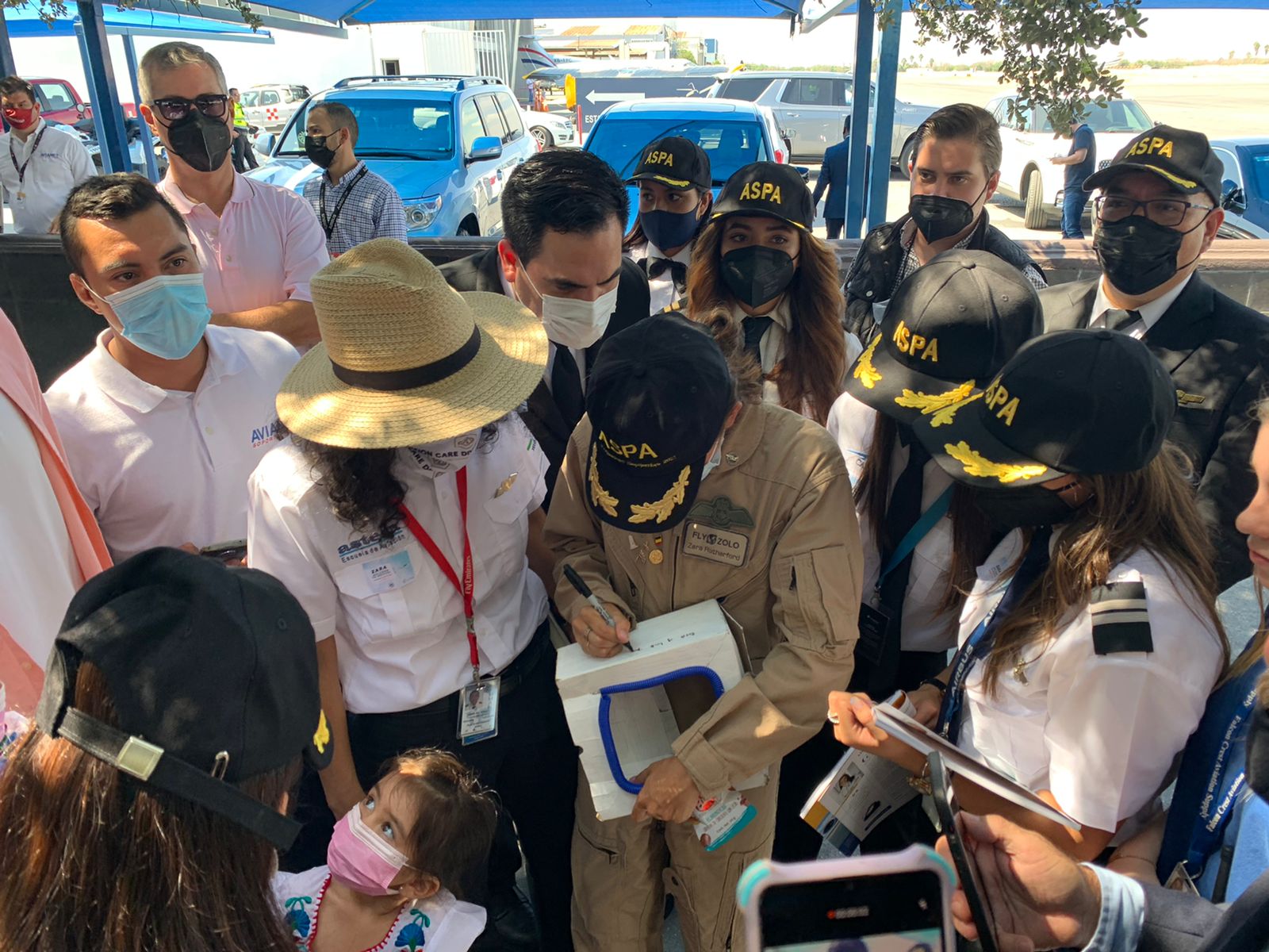 Llegó Zara Rutherford a Monterrey, la joven piloto que quiere dar la vuelta al mundo en solitario