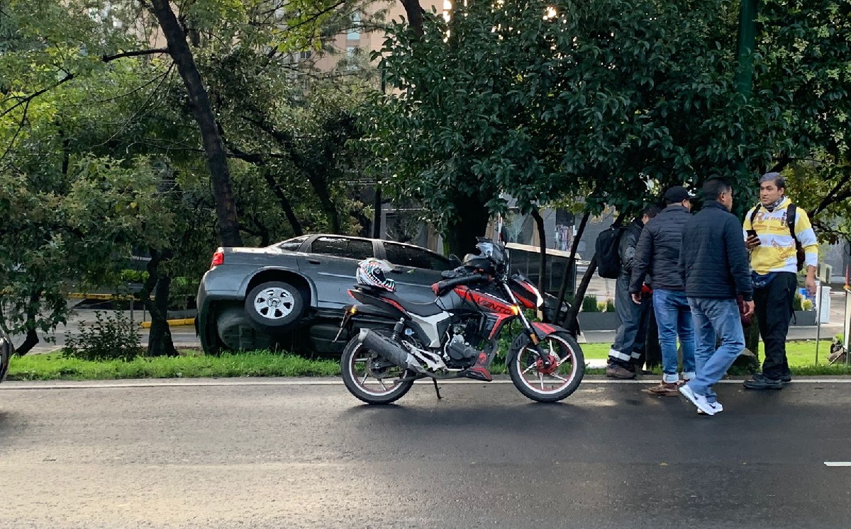 Conductor pierde el control de su auto en avenida Picacho Ajusco y cae a barranca