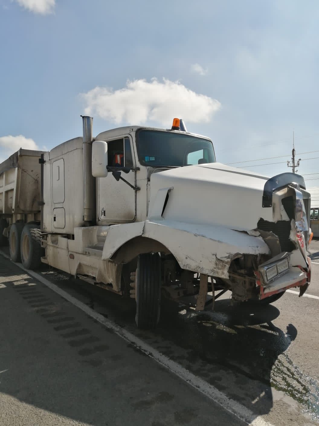 Tráiler se queda sin frenos y embiste siete vehículos en autopista México-Pachuca
