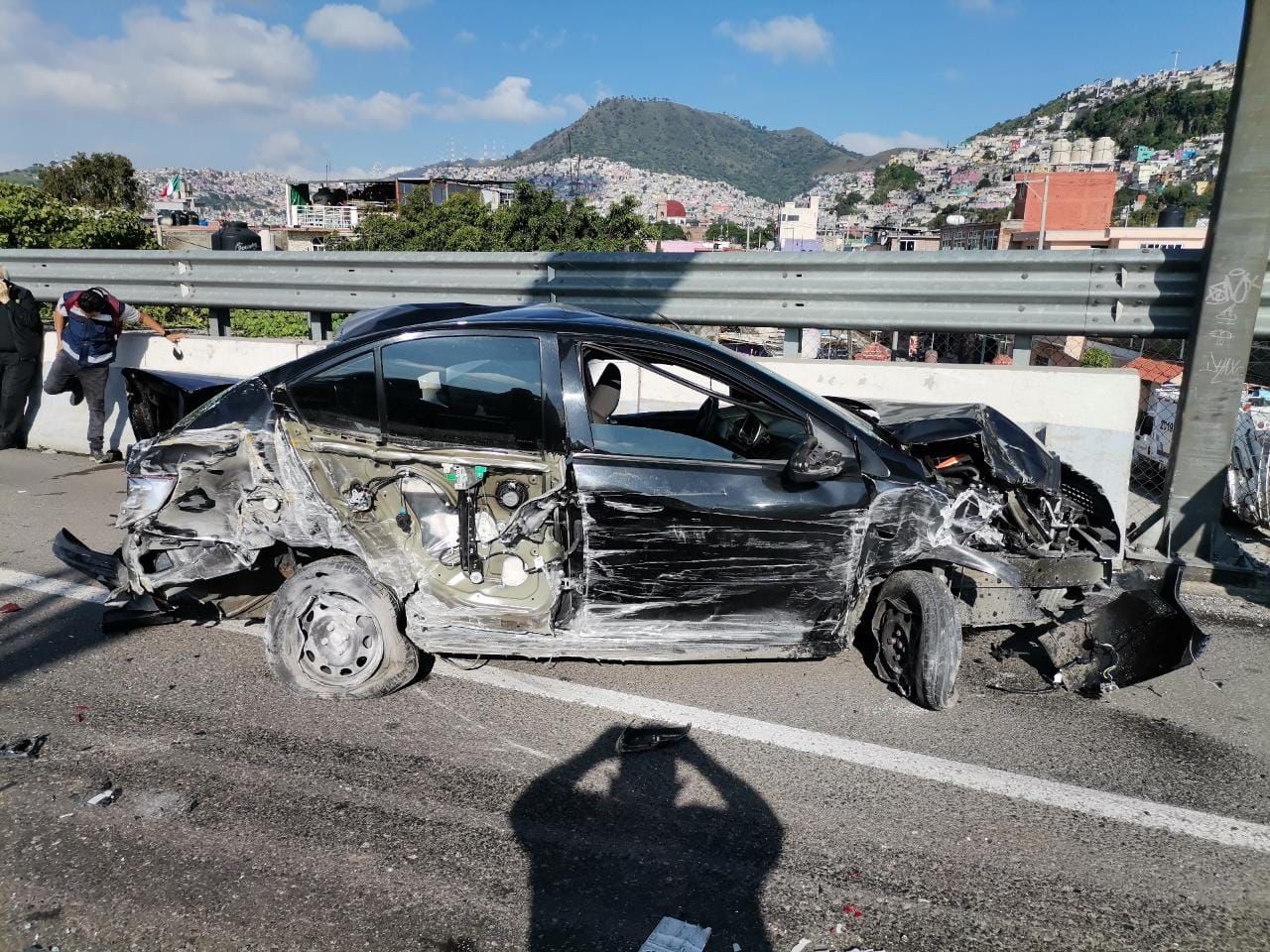 Tráiler se queda sin frenos y embiste siete vehículos en autopista México-Pachuca